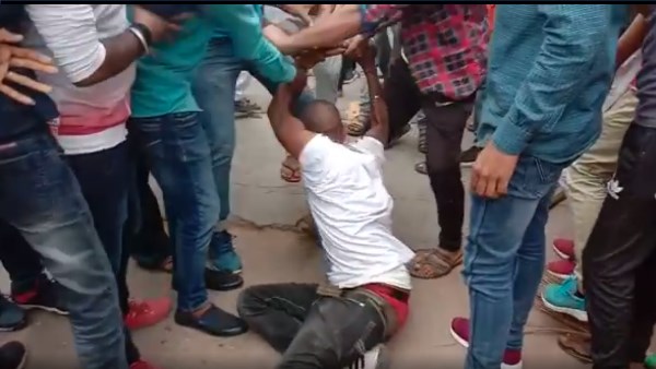 young man beaten by boy at bus stand of khandela sikar video viral young man beaten by boy at bus stand of khandela sikar video viral