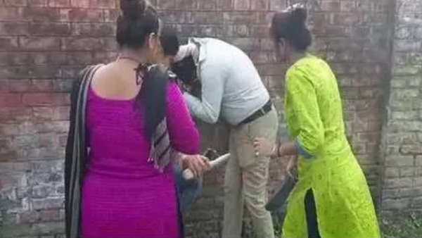 darbhanga lalit narayan university girls beaten to man for eve teasing darbhanga lalit narayan university girls beaten to man for eve teasing
