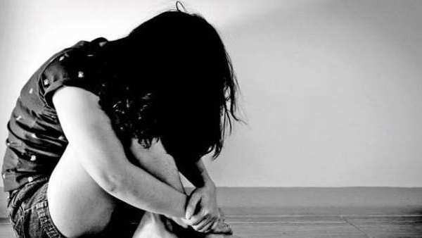 नाबालिग अपने घर के पास कर रही थी पिता का इंतजार