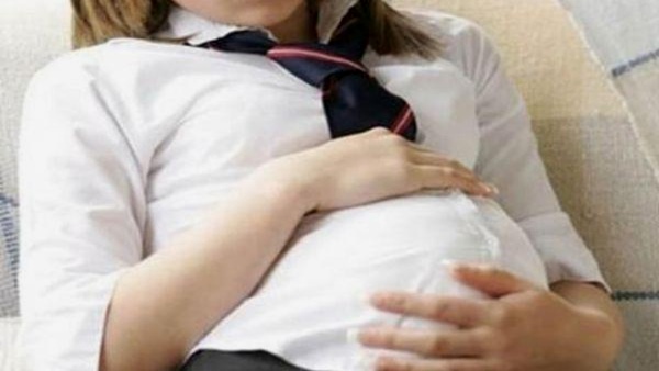 रिटायर नर्स के पास ले गए छात्रा को