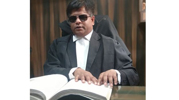 पंकज सिन्हा ने 2011 में बधिरों को ड्राइविंग लाइसेंस मिले इसके लिए केस लड़ा और जीता. पंकज सिन्हा ने 2011 में बधिरों को ड्राइविंग लाइसेंस मिले इसके लिए केस लड़ा और जीता.