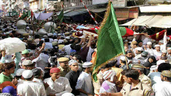 जाति-धर्म के नाम पर माहौल खराब करते चंद लोग व राजनेता जाति-धर्म के नाम पर माहौल खराब करते चंद लोग व राजनेता