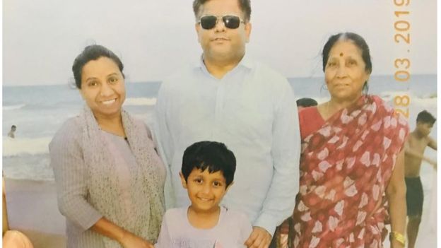 अपनी मां और परिवार के साथ पंकज सिन्हा. अपनी मां और परिवार के साथ पंकज सिन्हा.