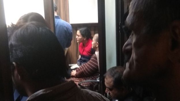 पंकज सिन्हा के चेंबर के पास जमा भीड़ पंकज सिन्हा के चेंबर के पास जमा भीड़