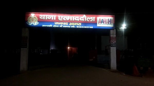दीवार पर थे खून की छींटे