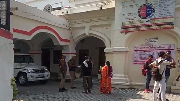 पुलिस थाने में करुआ और उनकी पत्नी