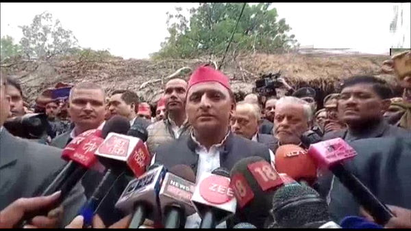 akhilesh-yadav-meets-unnao-rape-murder-victim-family akhilesh-yadav-meets-unnao-rape-murder-victim-family