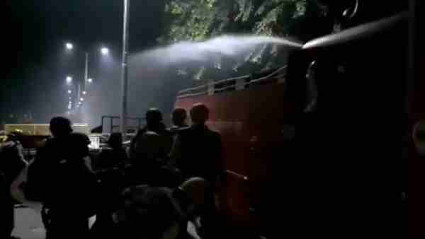 'पुलिस पर पत्थर फेंके गए'
