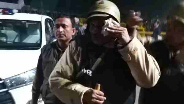 पथराव में डीआईजी जख्मी, तनावपूर्ण स्थिति