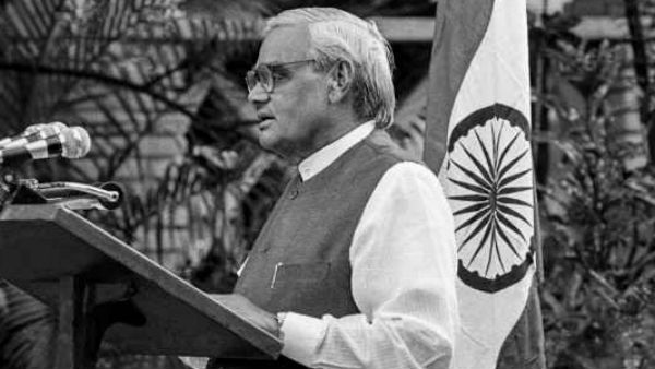 'अविवाहित हूं पर कुंवारा नहीं'