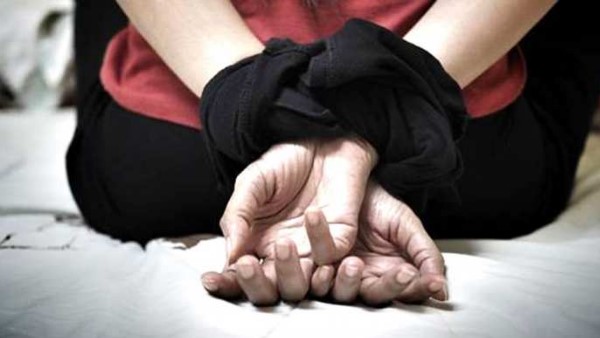 सेक्स की दवा और कंडोम लेकर पहुंचा था घर
