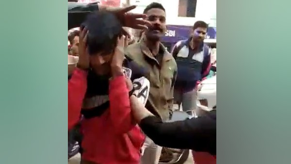 eve teaser beaten by lady constable in azamgarh eve teaser beaten by lady constable in azamgarh