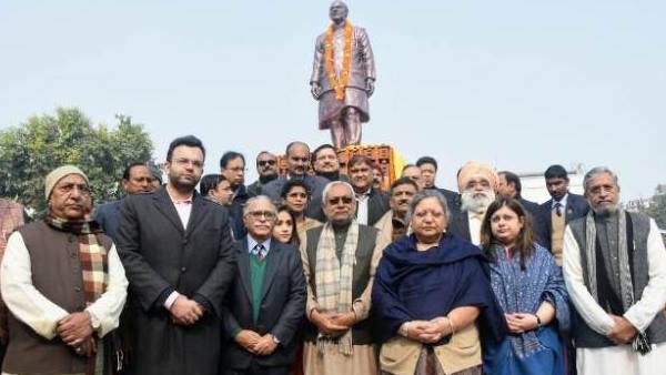 मुख्यमंत्री नीतीश कुमार ने कहा पूर्व केंद्रीय मंत्री अरुण जेटली बिहार के रहनेवाले नहीं थे, लेकिन उनका बिहार से विशेष लगाव था। बिहारियों के प्रति उनके मन में आदर का भाव था। वे सबकी बातें गौर से सुनते थे और उस पर सलाह देते थे। मुख्यमंत्री नीतीश कुमार ने कहा पूर्व केंद्रीय मंत्री अरुण जेटली बिहार के रहनेवाले नहीं थे, लेकिन उनका बिहार से विशेष लगाव था। बिहारियों के प्रति उनके मन में आदर का भाव था। वे सबकी बातें गौर से सुनते थे और उस पर सलाह देते थे।