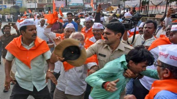 जाति-धर्म के नाम पर माहौल खराब करते चंद लोग व राजनेता जाति-धर्म के नाम पर माहौल खराब करते चंद लोग व राजनेता
