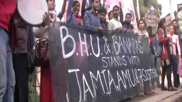 BHU students came in support of JMI students BHU students came in support of JMI students