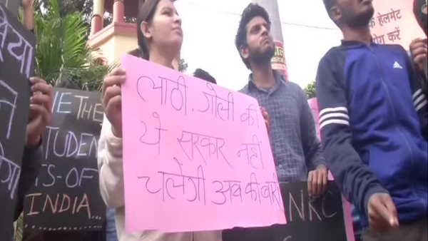 BHU students came in support of JMI students BHU students came in support of JMI students