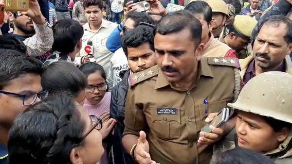 BHU students came in support of JMI students BHU students came in support of JMI students