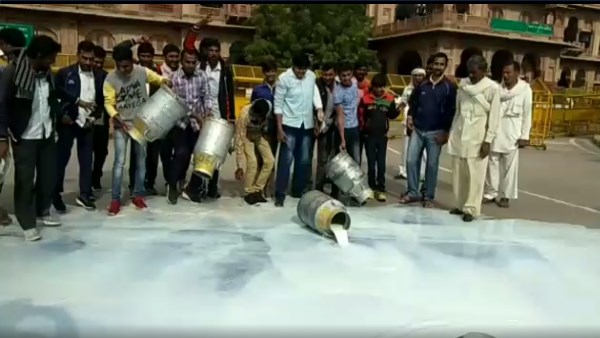 Bikaner farmers protest for reopen Urmul Dairy Plant nokha Bikaner farmers protest for reopen Urmul Dairy Plant nokha