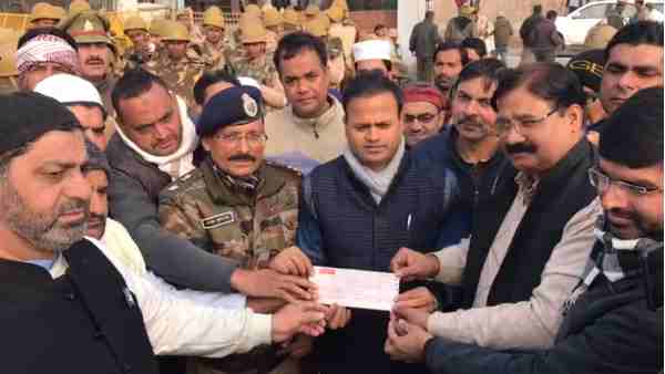 muslim community handed over check of rs 6 lakh to the administration to compensate for the loss in caa protests muslim community handed over check of rs 6 lakh to the administration to compensate for the loss in caa protests
