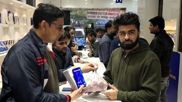 Watch video: Buy smartphone and get 1 Kg onion free in varanasi Watch video: Buy smartphone and get 1 Kg onion free in varanasi