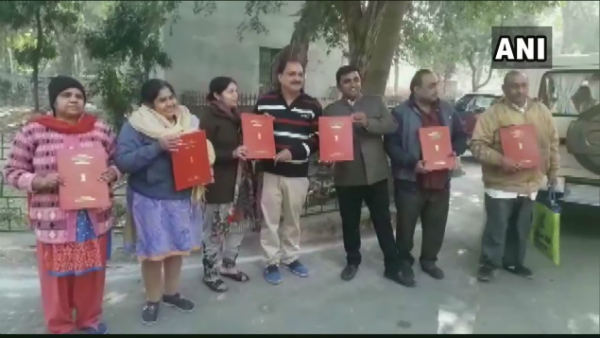 भारतीय नागरिक बने 8 पाकिस्तानी शरणार्थी