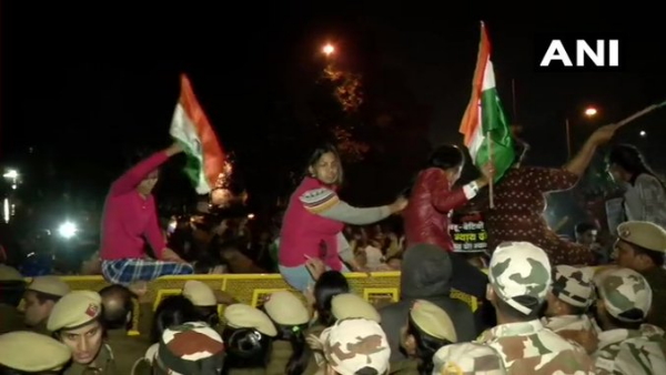 स्वाति मालिवाल की अगुवाई में निकला कैंडल मार्च