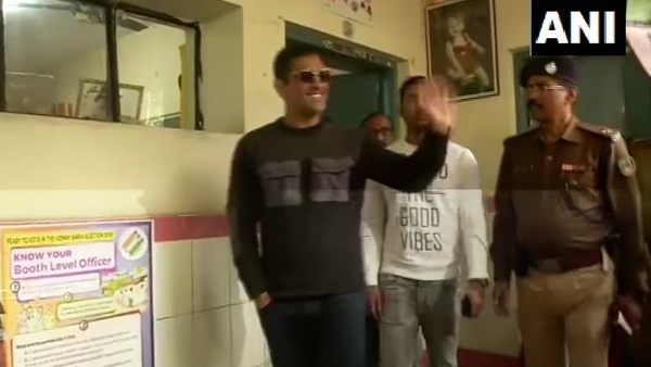 धोनी ने पत्नी साक्षी के साथ डाला वोट