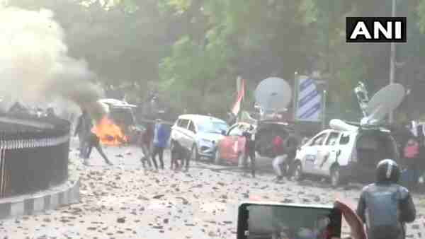 लखनऊ पुलिस चौकी में तोड़फोड़, संभल में जलाई बस