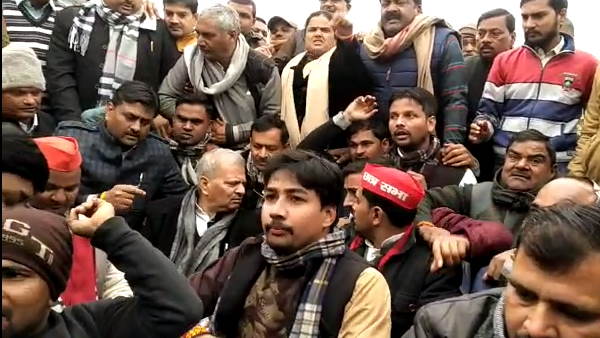 SP leaders included State chief in police custody at firozabad SP leaders included State chief in police custody at firozabad