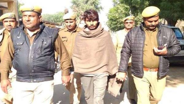 आरोपी का पिता भी रेप के मामले में काट रहा सजा