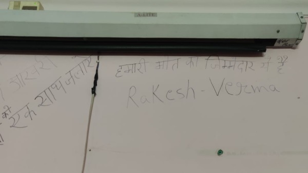 दीवार पर चिपके मिले 500 के नोट, बाउंस चेक