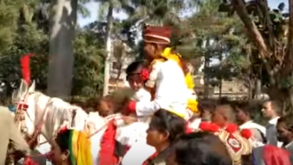 बारात में जमकर नाचे परिजन