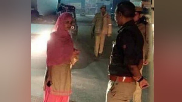सूनसान जगह पर पैदल जाती दिखी अकेली लड़की