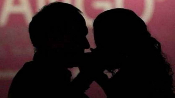 सड़क पर लड़की खड़ी मिली, वह बहादुर को लेकर गई