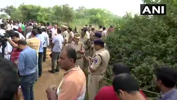 आरोपियों ने पुलिस पर गोलीबारी भी की