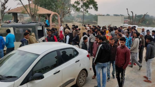 मैनेजर के सिर पर पिस्टल के बट से वार