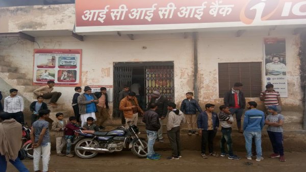 चार आरोपी नकाबबंद थे