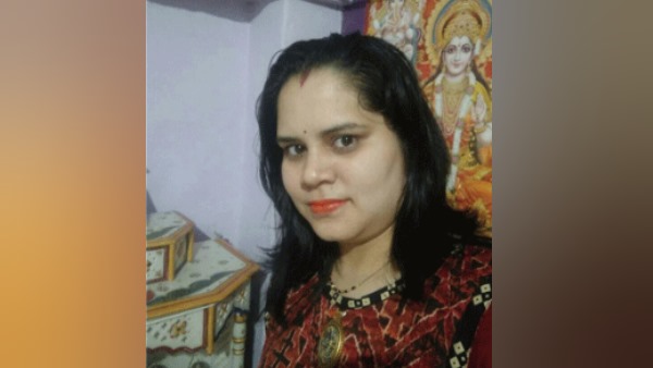 चिमटे से सांप का मुंह पकड़कर पत्नी के हाथ पर कटवाया