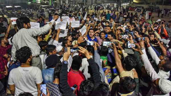 बैरिकेडिंग हटाने से किया मना