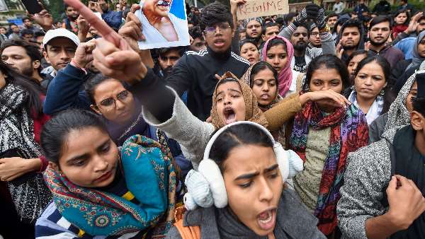 आखिर क्यों दे नागरिकता