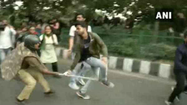 VIDEO: फीस बढ़ोतरी के खिलाफ राष्ट्रपति भवन की ओर मार्च कर रहे JNU छात्रों पर पुलिस ने किया लाठीचार्ज VIDEO: फीस बढ़ोतरी के खिलाफ राष्ट्रपति भवन की ओर मार्च कर रहे JNU छात्रों पर पुलिस ने किया लाठीचार्ज