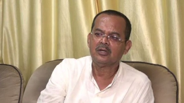 'पौधों को पानी दे रहा माली अचानक जमीन पर गिर पड़ा'