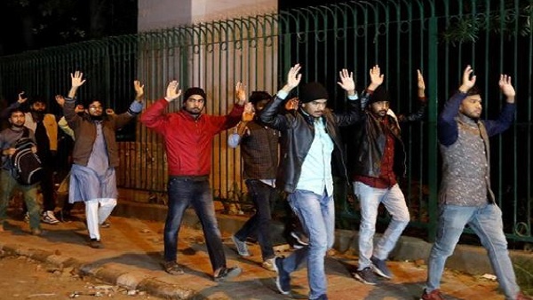 हमारे साथ अपराधियों जैसा व्यवहार किया गया- छात्रों का आरोप