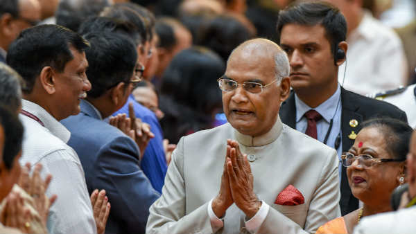 दोस्त को देखते ही की स्टेज पर बुलाने की जिद