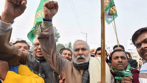 'घर बह जाते हैं, प्रमाण-पत्र बह जाते हैं'