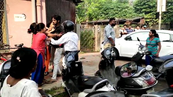 watch video: husband and wife fighting over extra relationship at gujarat watch video: husband and wife fighting over extra relationship at gujarat