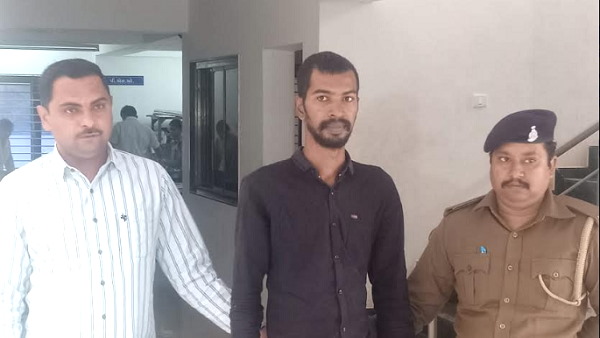 25-years-old-girl physically harassed by this man, Snatched 2 lakh rupees 25-years-old-girl physically harassed by this man, Snatched 2 lakh rupees