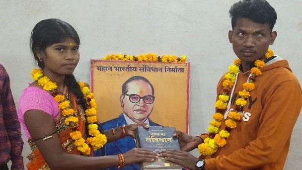 love couple marry front of baba saheb ambedkar photo in Jagdalpur love couple marry front of baba saheb ambedkar photo in Jagdalpur