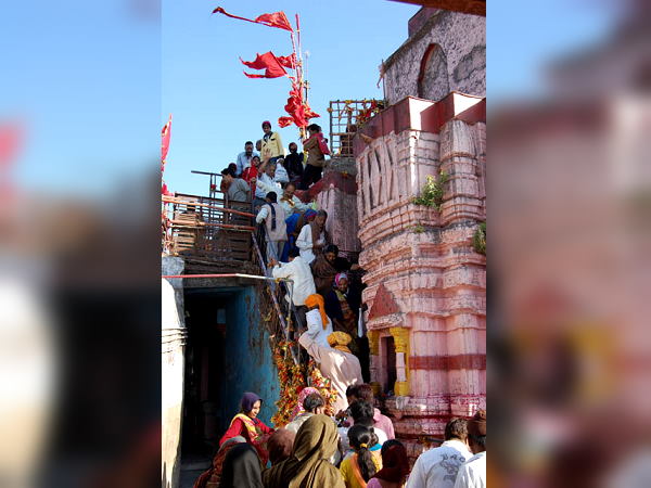 250 सीढ़ियां चढ़नी पड़ती हैं मंदिर तक पहुंचने लिए