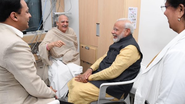 PM Narendra Modi met former Union Minister Arun Shourie at Ruby Hall Clinic Pune PM Narendra Modi met former Union Minister Arun Shourie at Ruby Hall Clinic Pune
